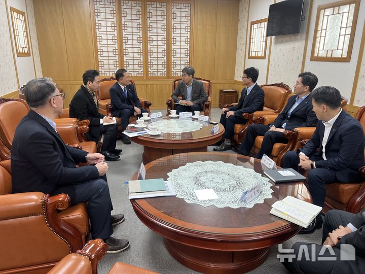 [서울=뉴시스] 이종화 수협중앙회 수산경제연구원장(왼쪽 세 번째)이 20일 농협중앙회에서 열린 농어촌분야 연구협력을 위한 기관·단체 정보교류 간담회에서 이욱 농협중앙회 미래전략연구소장(왼쪽 네 번째)과 협력 방안을 논의하고 있다.