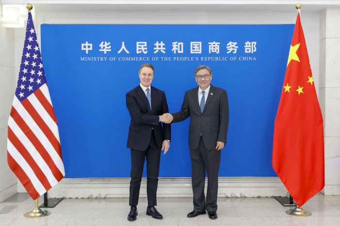 [서울=뉴시스]왕원타오 중국 상무부장이 20일 베이징에서 데이비드 퍼듀 주중 미국대사와 만나 악수하고 있다. 두 사람은 미중 경제·통상 관계 전반에 대해 의견을 교환했다. <사진출처: 중국 상무부> 2025.11.21