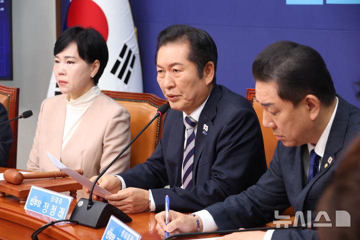 [서울=뉴시스] 조성봉 기자= 정청래 더불어민주당 대표가 지난 21일 오전 서울 여의도 국회에서 열린 최고위원회의에서 발언을 하고 있다. 2025.11.21. suncho21@newsis.com