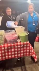 미국의 한 길거리 음식점에서 '보건당국 식품안전 검사관들이 음식통에 표백제를 붓는 영상'이 온라인에 퍼지며 비판이 확산되고 있다.2025.11.21.(사진=뉴욕포스트 캡처) *재판매 및 DB 금지