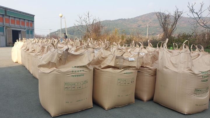 [광주=뉴시스] 전남 완도군은 21일 2025년산 공공 비축미 2946t을 매입한다고 밝혔다. (사진=완도군 제공). 2025.11.21. photo@newsis.com *재판매 및 DB 금지