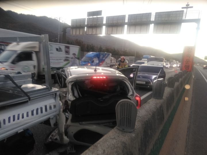 중부고속도로 다중추돌사고 현장. (사진=경기도소방재난본부 제공) photo@newsis.com *재판매 및 DB 금지