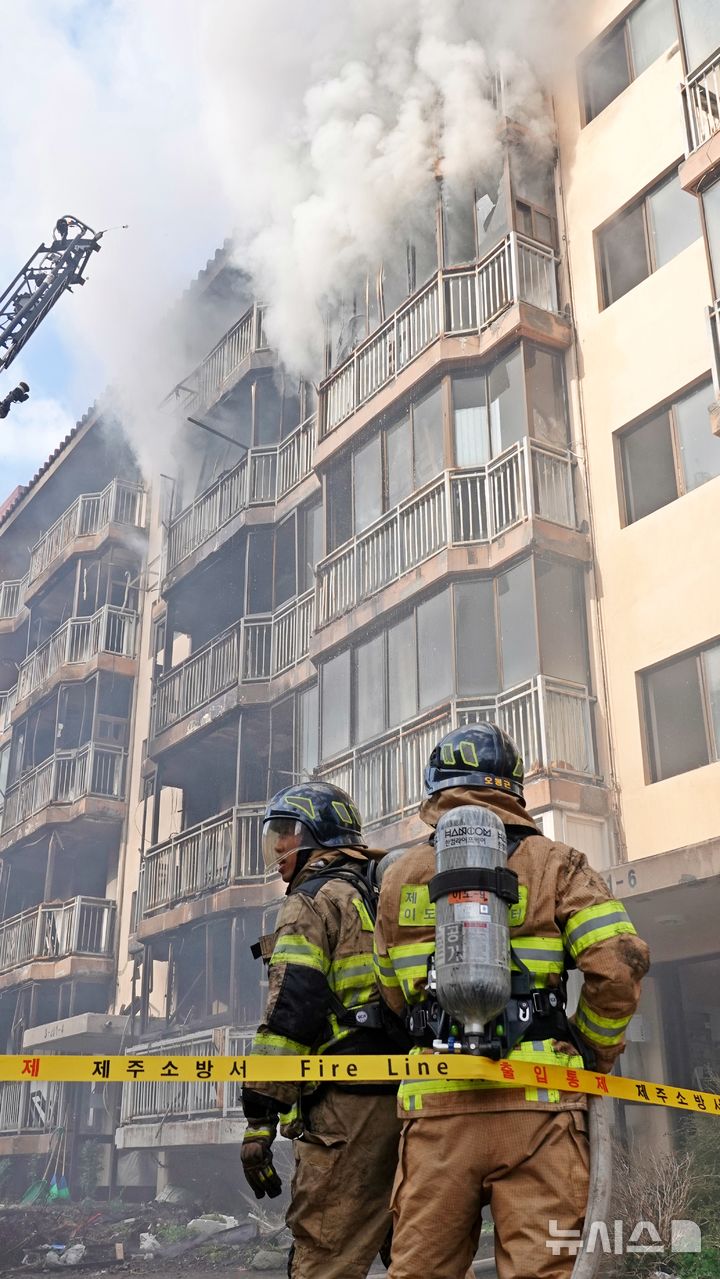 [제주=뉴시스] 오영재 기자 = 제주소방서가 21일 오전 제주시 재건축 예정 아파트인 이도주공아파트에서 실화재 훈련을 전개하고 있다. 2025.11.21. oyj4343@newsis.com 