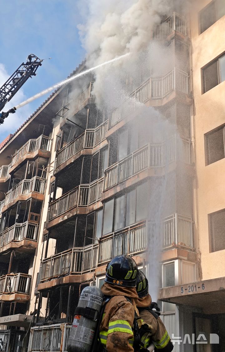 [제주=뉴시스] 오영재 기자 = 제주소방서가 21일 오전 제주시 재건축 예정 아파트인 이도주공아파트에서 실화재 훈련을 전개하고 있다. 2025.11.21. oyj4343@newsis.com 