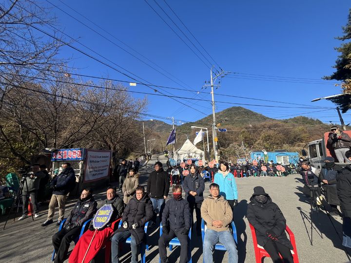[성주=뉴시스] 성주군의 행정대집행에 반대 집회하는 사드반대 단체. (사진=성주사드반대단체 제공) 2025.11.21 photo@newsis.com *재판매 및 DB 금지