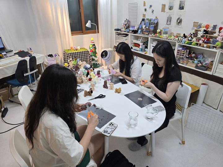 [서울=뉴시스] 동그라미활동단 품_청년창작자와 고립은둔청년 활동 모습. 2025.11.21. (사진=노원구 제공) *재판매 및 DB 금지