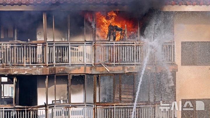 [제주=뉴시스] 오영재 기자 = 제주소방서가 21일 오전 제주시 재건축 예정 아파트인 이도주공아파트에서 실화재 훈련을 전개하고 있다. 2025.11.21. oyj4343@newsis.com 