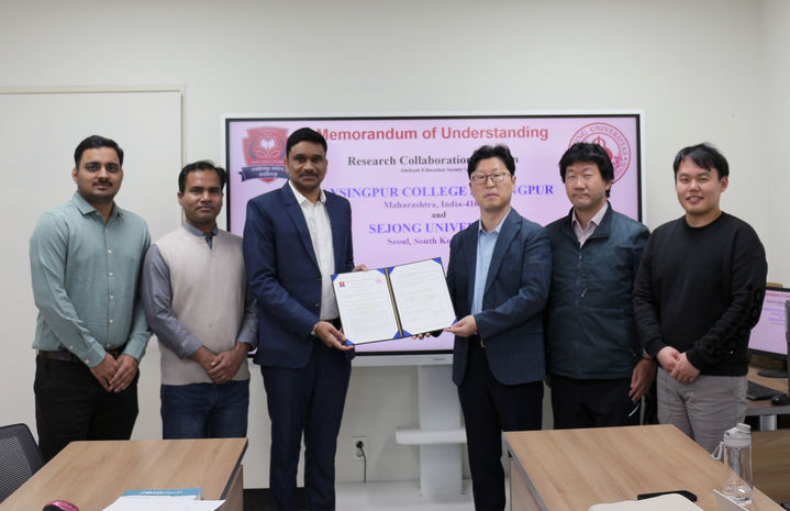 [서울=뉴시스] 세종대와 인도 제이싱푸르칼리지 관계자들이 업무협약식에서 기념사진을 촬영하고 있다. (사진=세종대 제공) 2025.11.21. photo@newsis.com *재판매 및 DB 금지