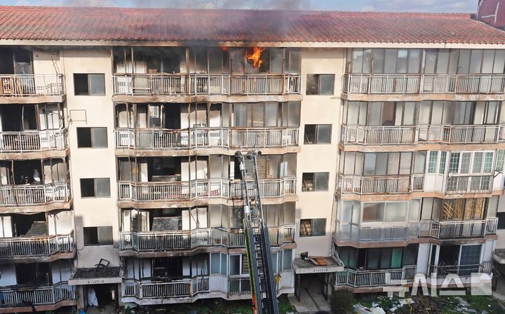 [제주=뉴시스] 오영재 기자 = 제주소방서가 21일 오전 제주시 재건축 예정 아파트인 이도주공아파트에서 실화재 훈련을 전개하고 있다. 2025.11.21. oyj4343@newsis.com 