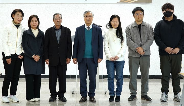 노근리평화재단 정구도(가운데) 이사장과 수상자들 *재판매 및 DB 금지