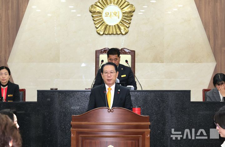 [괴산=뉴시스] 21일 시정연설하는 송인헌 충북 괴산군수 (사진= 괴산군 제공) 2025.11.21. photo@newsis.com *재판매 및 DB 금지