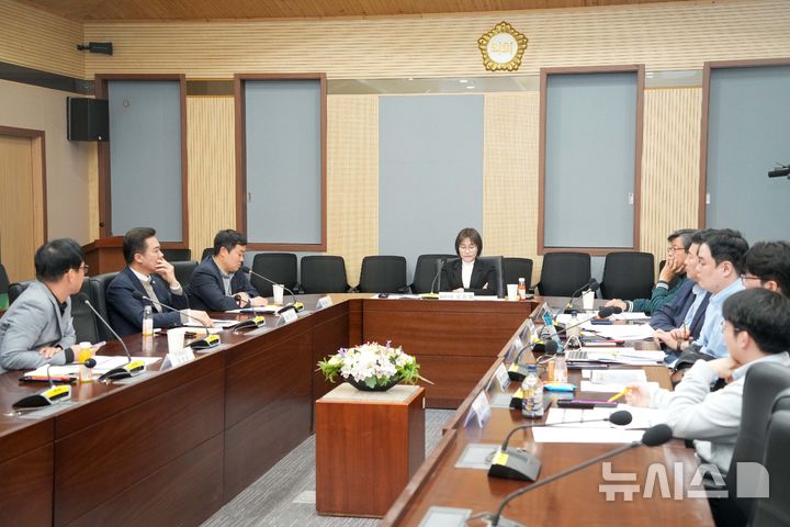 [평택=뉴시스] 평택시의회, '평택 인공지능(AI) 정책연구회' 최종보고회 회의 모습 (사진=평택시의회 제공) 2025.11.21.photo@newsis.com 