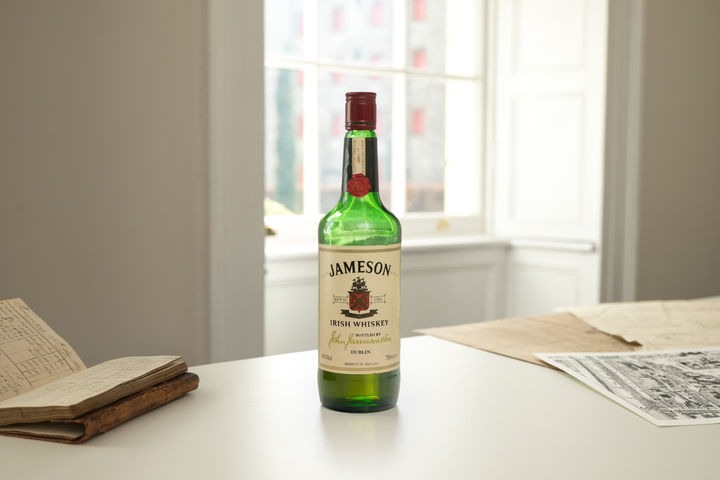 [서울=뉴시스] 1968년 처음 그린 글라스를 사용한 제임슨 병 이미지. (사진=페르노리카 코리아 제공) *재판매 및 DB 금지