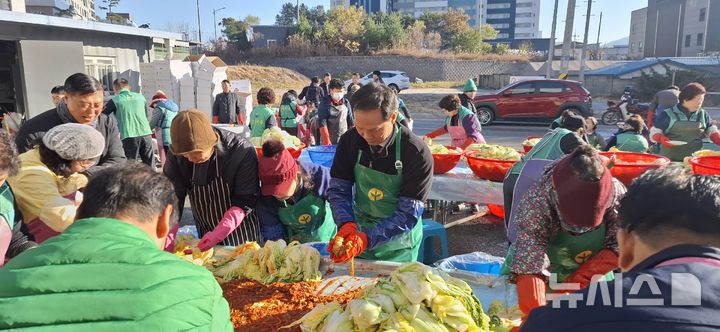[음성=뉴시스] 금왕읍 새마을협의회·부녀회, '사랑의 김장 나누기' 행사