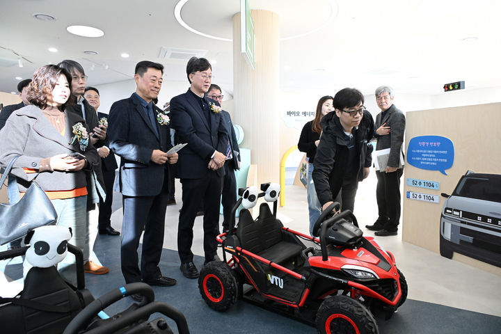 [안산=뉴시스]이민근 안산시장(왼쪽 세번째)이 21일 안산플러스에너지센터 내부를 둘러보고 있다.(사진=안산시 제공)2025.11.21.photo@newsis.com *재판매 및 DB 금지