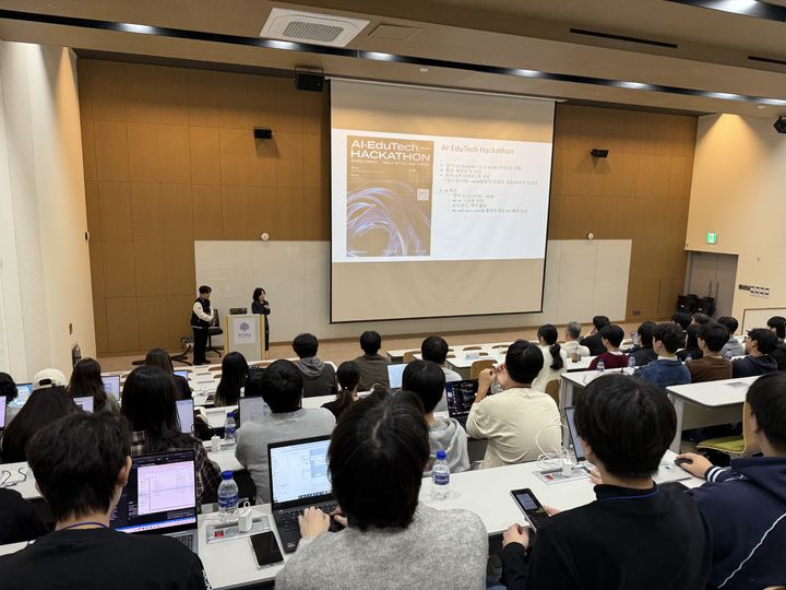 [서울=뉴시스] 지난 6일 열린 명지대 '인공지능·소프트웨어융합대학 세미나 및 졸업생 특강'에서 학생들이 강연을 듣고 있다. (사진=명지대 제공) 2025.11.21. photo@newsis.com *재판매 및 DB 금지