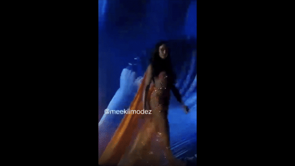 [뉴시스] 미스 유니버스에서 넘어진 가브리엘 헨리의 모습. (사진출처: 인디아투데이) 2025.11.19. *재판매 및 DB 금지