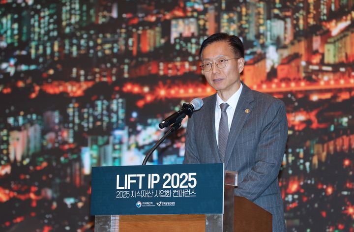 [서울=뉴시스] 21일 지식재산처가 서울 엘타워에서 '2025 지식재산 사업화 컨퍼런스(LIFT IP 2025)'를 개최한 가운데 김용선 지식재산처장이 인사말을 하고 있다.(사진=지식재산처 제공)&nbsp; *재판매 및 DB 금지