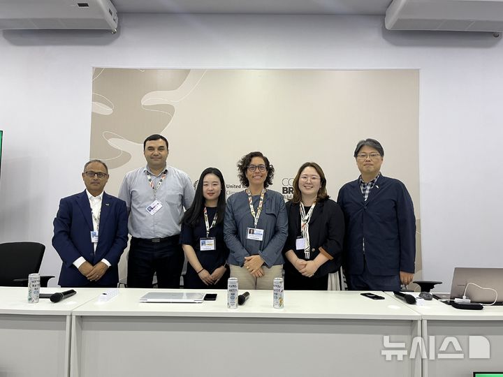 [서울=뉴시스] 브라질 벨렝에서 개최된 제30차 UNFCCC COP30 부대행사. 왼쪽부터 네팔 산림환경부 마헤슈와르 다칼 국장, 타지키스탄 수문기상청 무자파르 쇼드모노프 기후변화센터 부소장, 해외건설협회 글로벌사업지원실 지소윤 과장, UNDP 본부 탄소시장팀 레티시아 기마랑이스 팀장, 그리고 사회자 해외건설협회 글로벌사업지원실 임재한 실장.