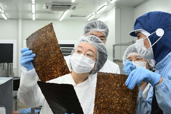 [서울=뉴시스] 식품의약품안전처 오유경 처장은 21일 전남 해남군에 있는 절임배추 생산업체 화원농협과 목포시 소재 마른김 생산업체 해농을 방문해 안전관리 현황을 점검했다. (사진=식약처 제공) 2025.11.21. photo@newsis.com *재판매 및 DB 금지