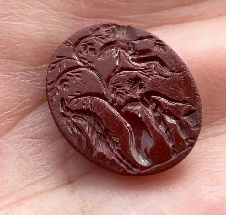 [뉴시스] 영국 노섬벌랜드 국립공원 내 브레메니엄 요새에서 발굴된 고대 로마 제국의 보석 (사진출처: 뉴욕포스트 캡처) 2025.11.20