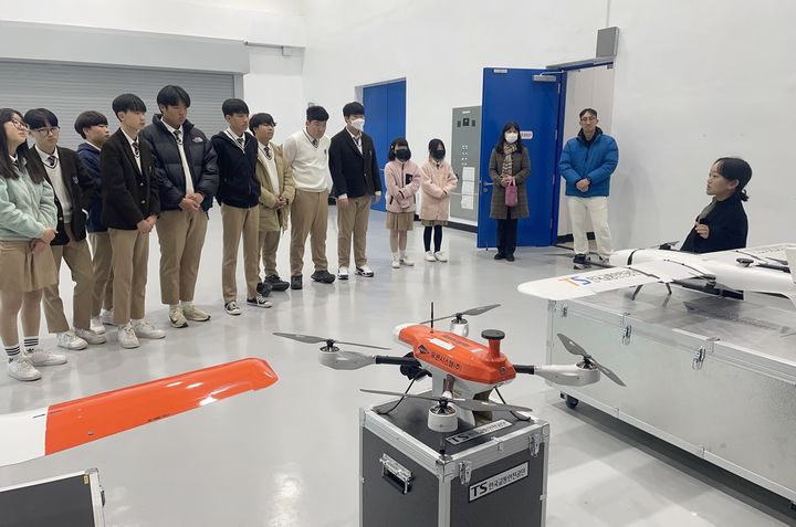 [서울=뉴시스] 한국교통안전공단(이사장 정용식, TS)은 21일 김천지역 중학생을 대상으로 김천드론자격센터 견학과 취업 특강을 실시했다고 밝혔다. 2025.11.21.(사진=TS 제공) photo@newsis.com *재판매 및 DB 금지
