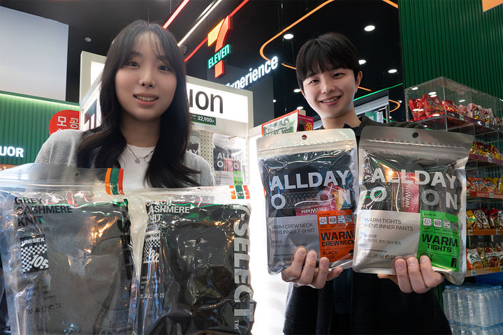 세븐일레븐의 발열 내의 상품 '올데이온웜크루넥'과 '올데이온웜타이즈'.(사진=세븐일레븐 제공) *재판매 및 DB 금지