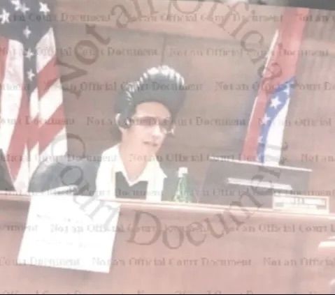 [뉴시스] 미국 미주리주 판사 손힐이 법정에서 엘비스 프레슬리 복장을 하고 음악까지 틀며 절차를 어긴 끝에 결국 사임했다. (사진출처: 더선 캡처) 2025.11.20.