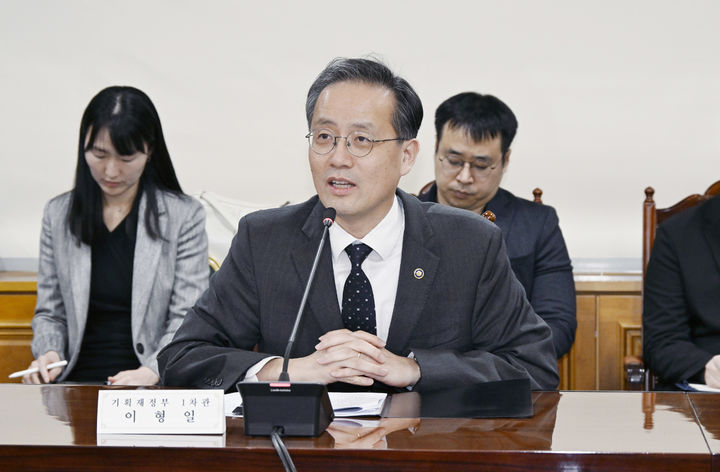 [세종=뉴시스] 이형일 기획재정부 1차관이 21일 서울 중구 은행회관에서 열린 '역외 원화 결제 시스템 구축 전담반 출범 회의'를 주재하고 모두발언을 하고 있다.(사진=기재부 제공) 2025.11.21. photo@newsis.com *재판매 및 DB 금지