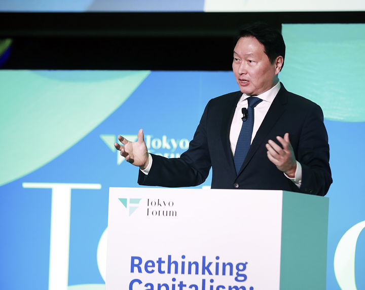 [서울=뉴시스]최태원 SK 회장이 21일 일본 도쿄대 야스다 강당에서 개최된 '도쿄포럼 2025'에서 개회사를 진행하고 있다. (사진 = 업체 제공) photo@newsis.com *재판매 및 DB 금지