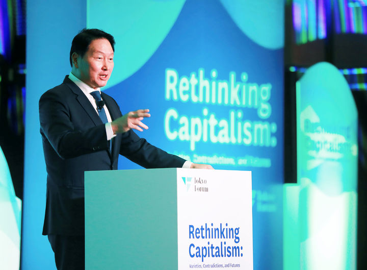 [서울=뉴시스]최태원 SK 회장이 21일 일본 도쿄대 야스다 강당에서 개최된 '도쿄포럼 2025'에서 개회사를 진행하고 있다. (사진 = 업체 제공) photo@newsis.com *재판매 및 DB 금지