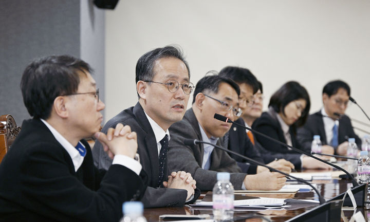 [세종=뉴시스] 이형일 기획재정부 1차관이 21일 서울 중구 은행회관에서 열린 '역외 원화 결제 시스템 구축 전담반 출범 회의'를 주재하고 모두발언을 하고 있다.(사진=기재부 제공) 2025.11.21. photo@newsis.com *재판매 및 DB 금지