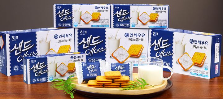 [서울=뉴시스] 해태제과 '샌드에이스 우유크림'(사진=해태제과 제공) *재판매 및 DB 금지