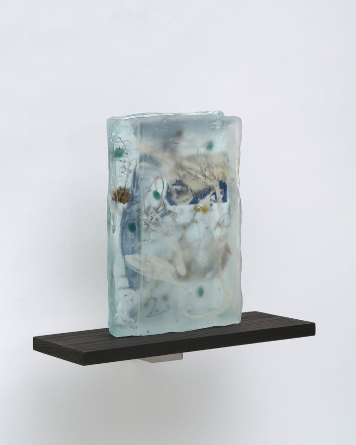 잔존하는 것들을 뭉쳐 만든 슬픔, 2025, 투명 레진, 시든 꽃, 종이드로잉, 외할머니의 목걸이에서 나온 구슬, 아크릴, 16x4.5x24cm. *재판매 및 DB 금지