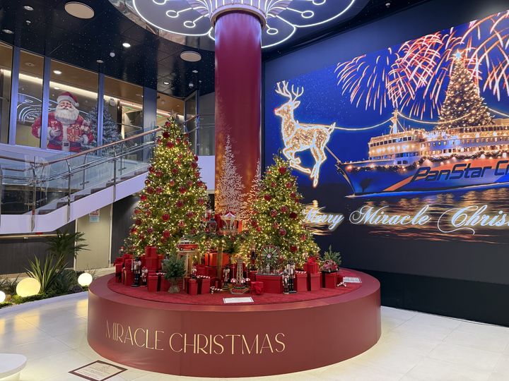 [부산=뉴시스] 크리스마스 시즌으로 구성된 미라클호 내부 메인홀. (사진=팬스타그룹 제공) 2025.11.21. photo@newsis.com *재판매 및 DB 금지