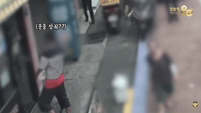 [뉴시스]경찰은 흉기를 들고 가게 주인을 협박하러 간 손님을 현행범으로 체포했다. (영상 = 유튜브 갈무리) *재판매 및 DB 금지