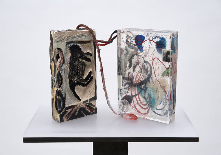 상실의 가능성과 영원의 염원, 2025, 나무블럭에 조각 후 아크릴, 유채, 투명 레진, 빨간 실, 아크릴 물감, 실크천, 42x22x30.5cm. *재판매 및 DB 금지