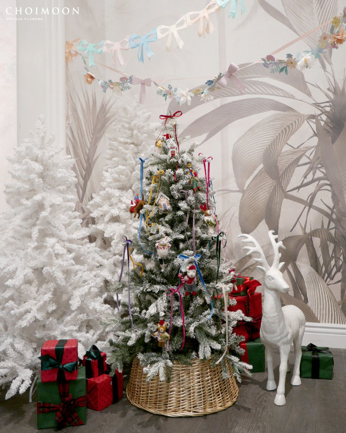 초이문 아티산 플라워의 ‘크리스마스 트리 컬렉션 2025’ 중 ‘조이풀 판타지’ 테마 *재판매 및 DB 금지