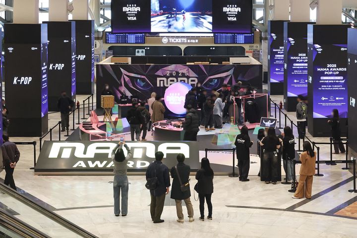 [서울=뉴시스] 신세계백화점은 글로벌 대표 KPOP 시상식 '2025 마마 어워즈(2025 MAMA AWARDS)'의 공식 팝업을 국내 단독으로 선보인다고 23일 밝혔다. (사진=신세계 제공) *재판매 및 DB 금지