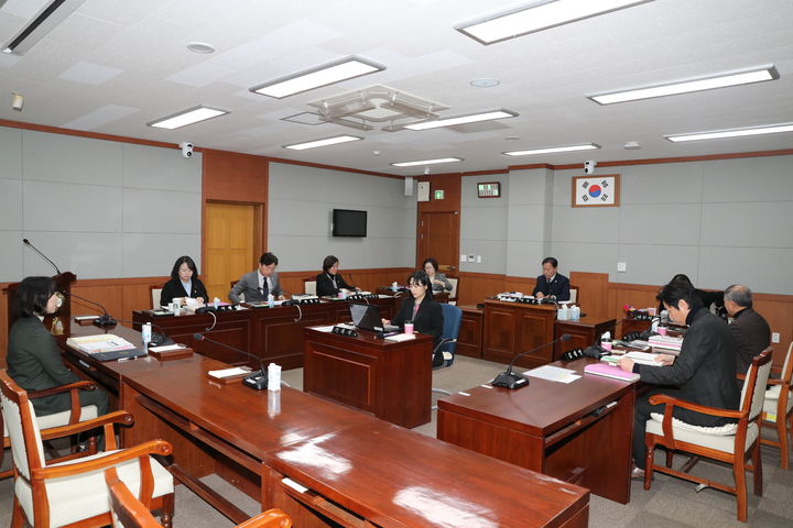 [울산=뉴시스] 행정사무감사 진행하는 울산 남구의회 행정자치위원회 (사진=울산 남구의회 제공) photo@newsis.com *재판매 및 DB 금지