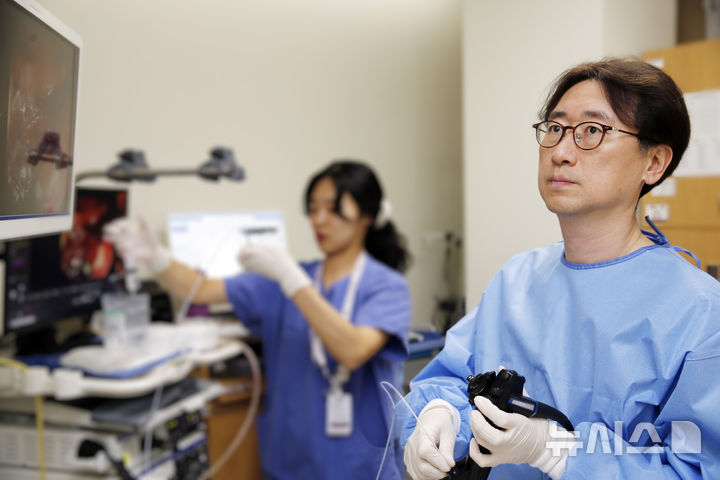 [서울=뉴시스] 최혁순 고려대학교 안암병원 소화기내과 교수가 위내시경을 통해 환자의 병변을 살피고 있다. (사진= 고려대학교 안암병원 제공)