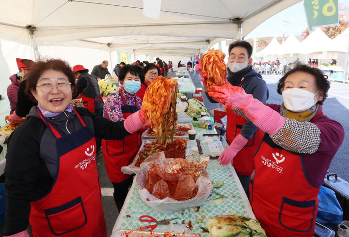 [임실=뉴시스] 21일 임실 치즈테마파크에서 열린 '2025 임실 아삭아삭 김장 페스티벌' 현장 김장체험행사, 체험객들이 완성된 김장김치를 들고 즐거워하고 있다. (사진=임실군 제공) 2025.11.21. photo@newsis.com *재판매 및 DB 금지