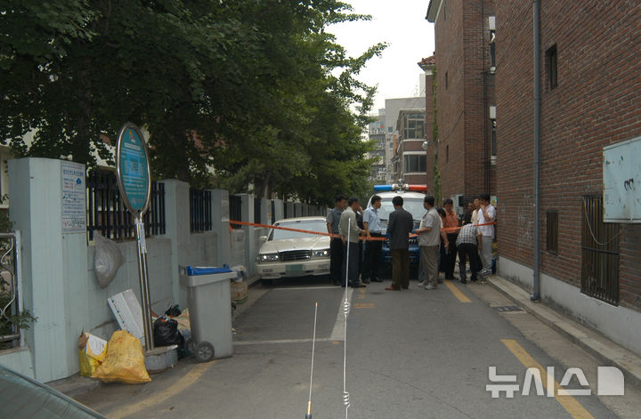 [서울=뉴시스] 21일 서울경찰청 광역수사단 형사기동대는 서울 양천구 신정동에서 2005년 발생했던 부녀자 연쇄살인의 범인을 특정했다고 밝혔다. 피해자 발견 장소 인근에서 경찰들이 수사하고 있다. (사진=서울경찰청 광역수사단 형사기동대 제공) 2025.11.21. photo@newsis.com