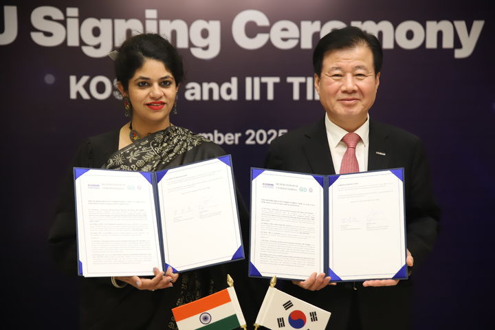 [서울=뉴시스]강석진(오른쪽) 중진공 이사장이 인도공과대학 TIF와 업무협약 이후 기념촬영을 하고 있다.(사진=중소벤처기업진흥공단 제공) 2025.11.23. photo@newsis.com *재판매 및 DB 금지