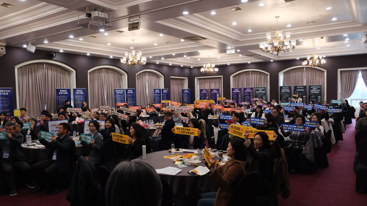 [세종=뉴시스]농촌진흥청이 20~21일 전국 도 농업기술원 및 시군 농업기술센터 농작업 안전재해 예방사업 관계관 등이 참석한 가운데 '2025년 농작업 안전재해 예방사업' 종합 평가회를 개최했다. (사진=농진청 제공) *재판매 및 DB 금지