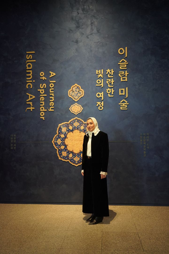 [서울=뉴시스] 21일 서울 국립중앙박물관 이슬람실에서 기념사진을 찍은 샤이카 나세르 알-나스르 관장 카타르 도하 이슬람예술박물관장(사진=국립중앙박물관제공) 2025.11.21 *재판매 및 DB 금지