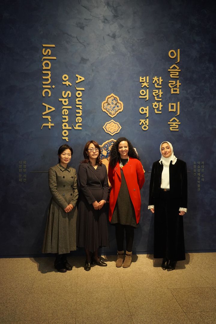 [서울=뉴시스] 21일 서울 국립중앙박물관 이슬람실에서 기념사진을 찍은 샤이카 나세르 알-나스르 관장 카타르 도하 이슬람예술박물관장(오른쪽)과 무니아 셰크합 아부다야 학예 부관장(오른쪽에서 두 번째)(사진=국립중앙박물관 제공) 2025.11.21 *재판매 및 DB 금지