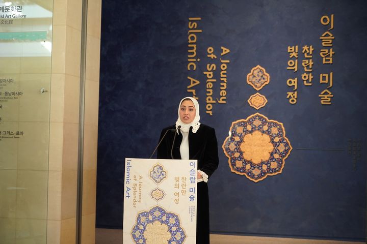 [서울=뉴시스] 21일 서울 국립중앙박물관 이슬람실에서 열린 언론공개회에서 인사말하는 샤이카 나세르 알-나스르 관장 카타르 도하 이슬람예술박물관장(사진=국립중앙박물관제공) 2025.11.21 *재판매 및 DB 금지