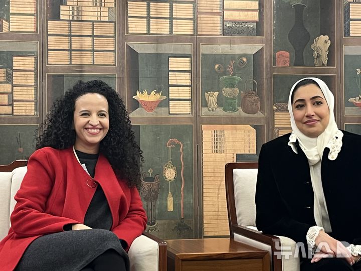 [서울=뉴시스] 21일 서울 국립중앙박물관에서 한국 언론과 인터뷰한 뒤 기념사진을 찍은 샤이카 나세르 알-나스르 관장 카타르 도하 이슬람예술박물관장(오른쪽)과 무니아 셰크합 아부다야 학예 부관장(왼쪽) 2025.11.21. suejeeq@newsis.com
