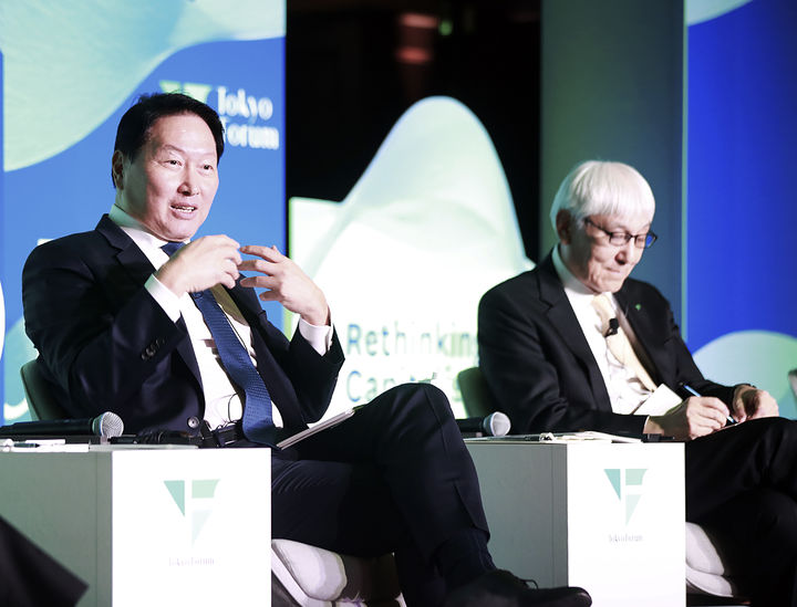 [서울=뉴시스]최태원 SK그룹 회장(왼쪽)이 21일 일본 도쿄대 야스다 강당에서 열린 '도쿄포럼 2025'의 비즈니스 리더 세션에 참석해 토론하고 있다. 오른쪽은 이와이 무츠오 일본경제동우회 회장 대행 겸 일본담배산업 이사회 의장. (사진=SK 제공) 2025.11.21. photo@newsis.com *재판매 및 DB 금지